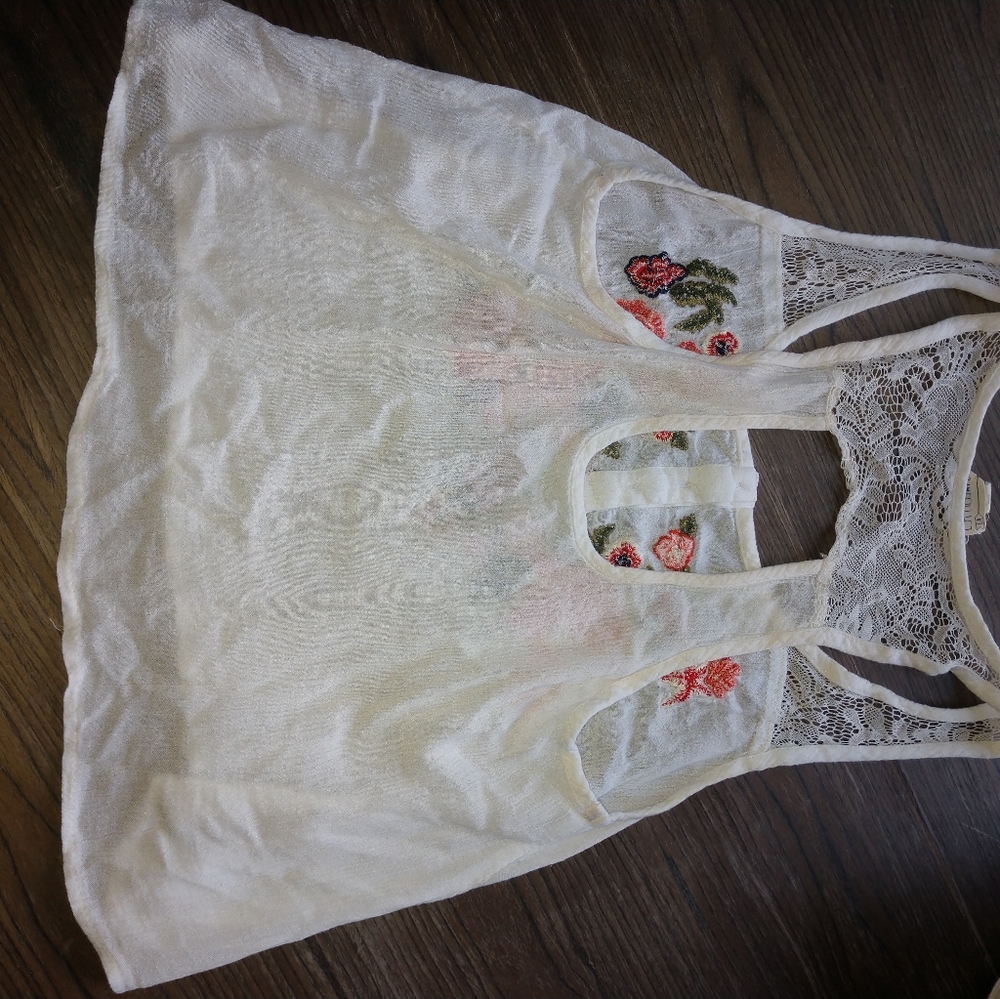 🌼🏵️🌺Embroidered tank🌺🏵️🌼 - Picture 6 of 8